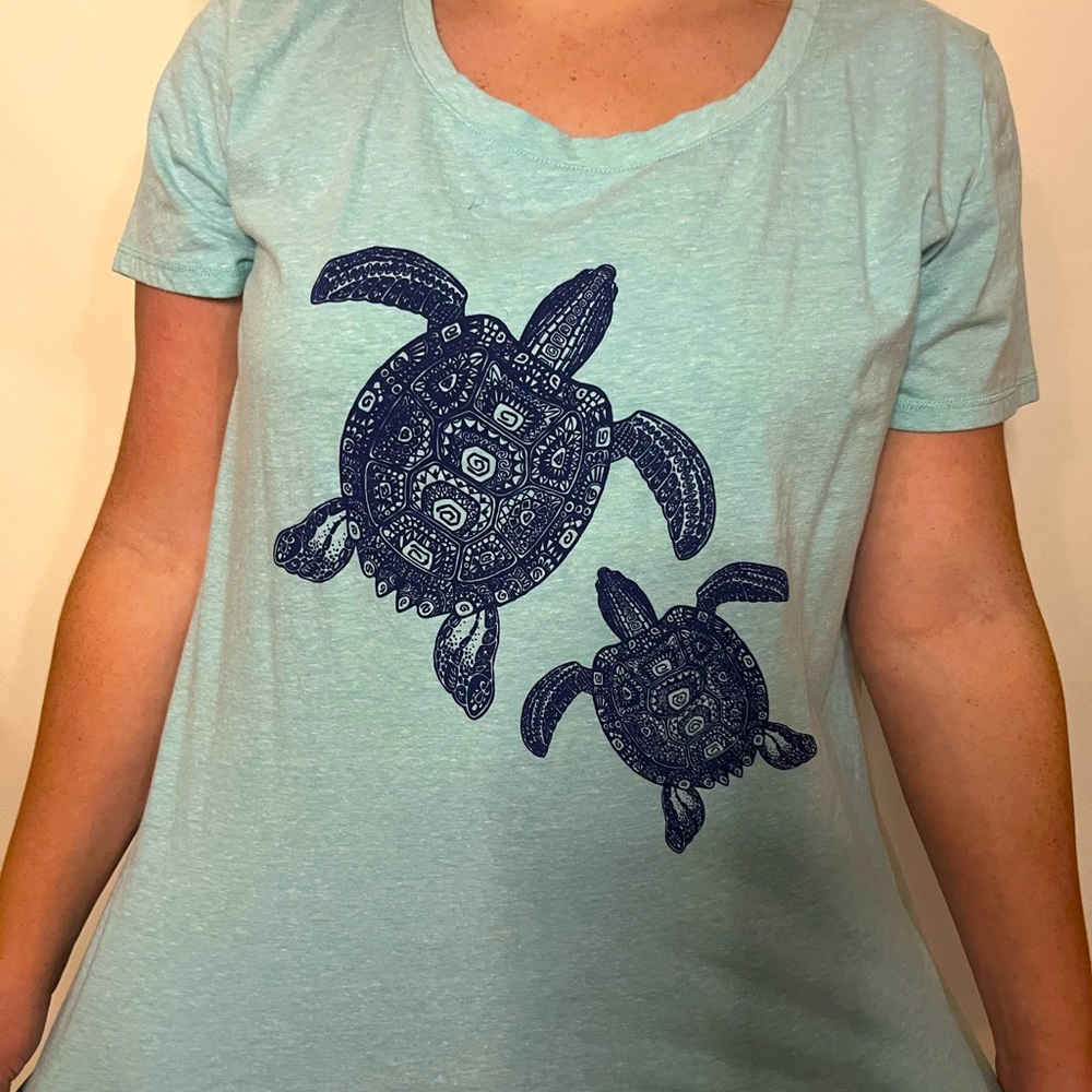 Light blue sea turtle shirt Women size XL